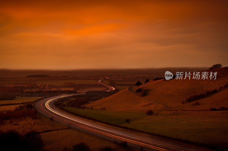 黄昏时分，从奇尔特恩山看到M40上移动的交通信号灯。牛津，牛津郡，英格兰，英国