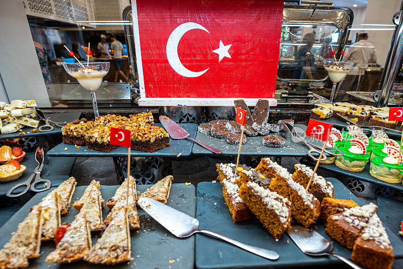 各种糖果在豪华的土耳其酒店展出，展示了丰富和美味的传统土耳其甜点的味道
