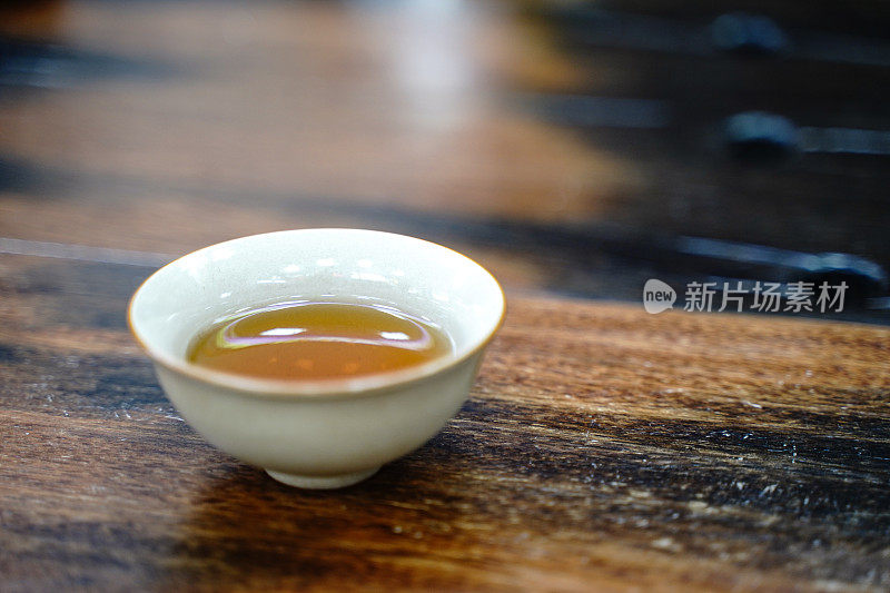 桌子上的茶杯