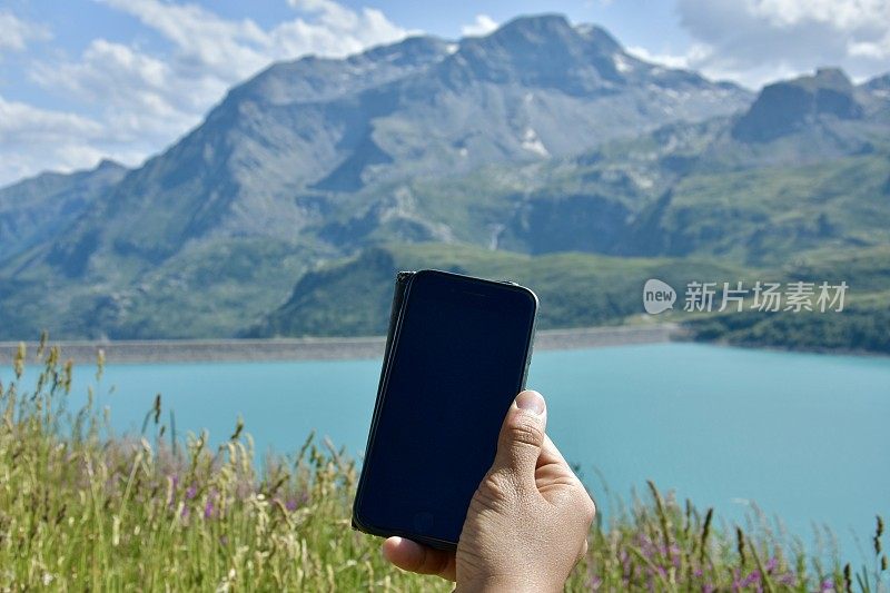 POV智能手机在美丽的自然场景