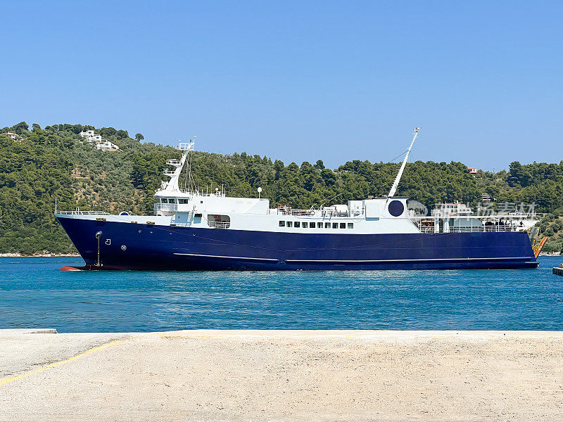 希腊斯基亚索斯岛上斯基亚索斯镇的渡轮
