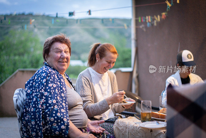 快乐的格鲁吉亚家庭庆祝晚餐。