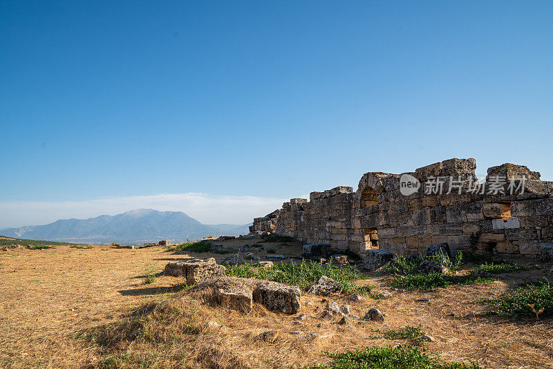 在德尼兹利的Pamukkale，日落时分的古代赫拉波利斯遗址