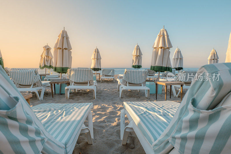 沙滩伞和躺椅躺在沙滩上