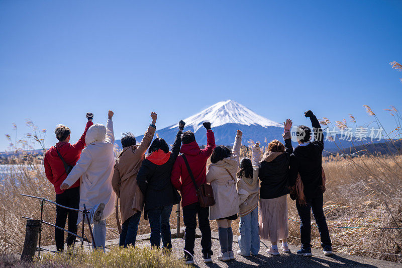 一个亚洲的中国家庭去日本东京的Chureito旅游