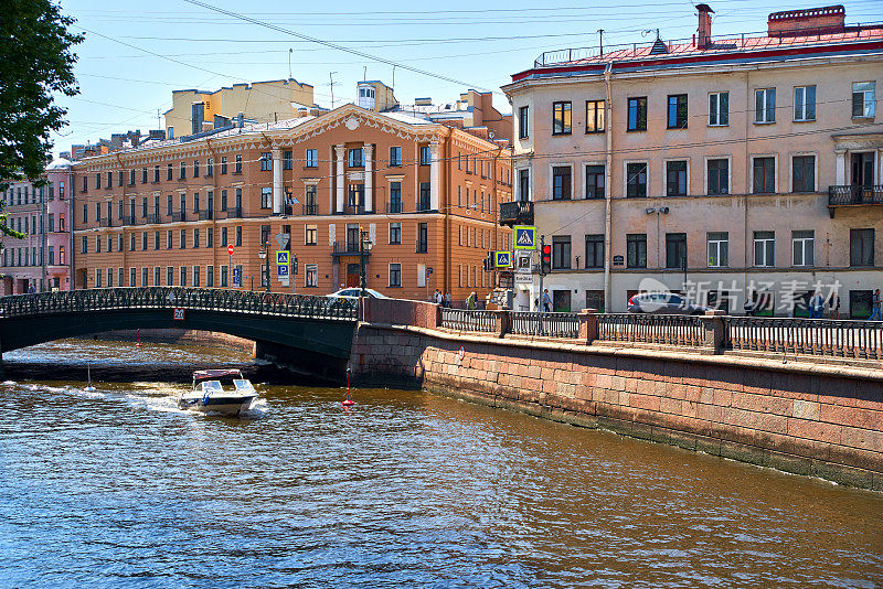 城市景观的堤岸街道和水格里博多夫运河与桥，圣彼得堡