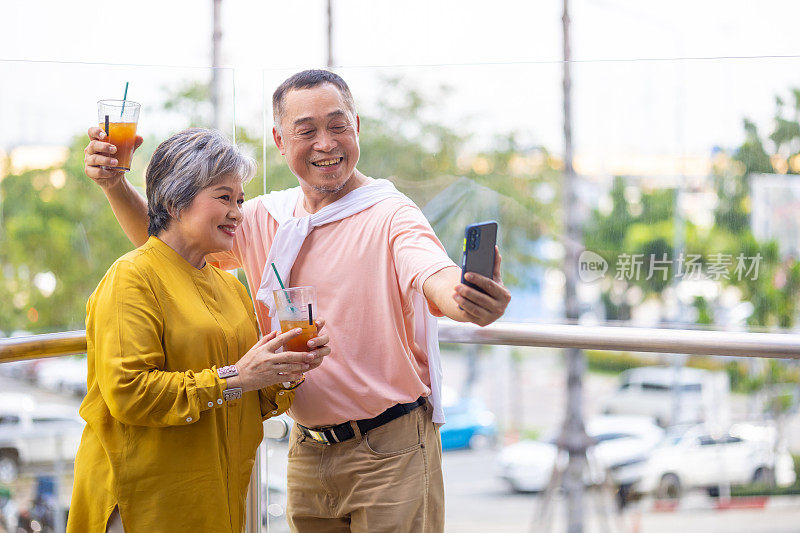 亚洲老年夫妇喜欢一起在城市旅游。