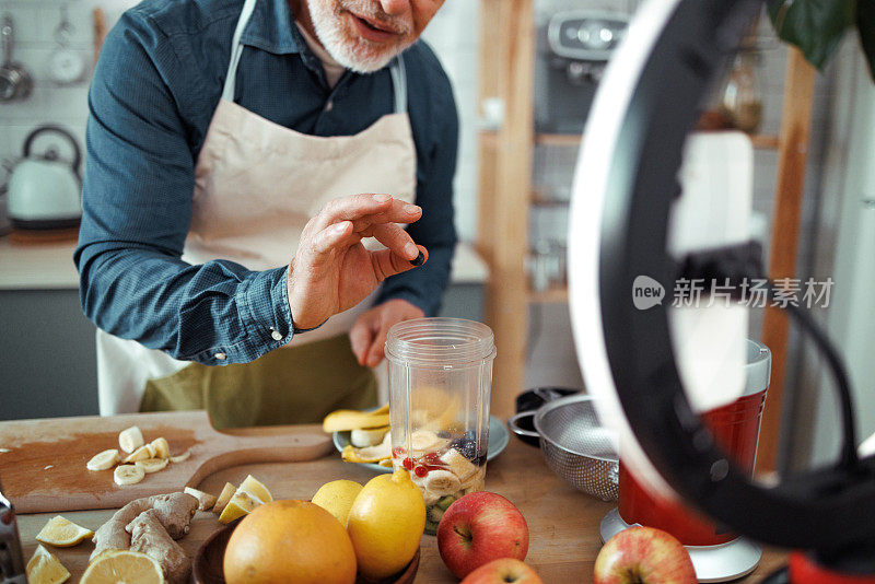 一位帅气的老人在视频中讲述在家制作冰沙