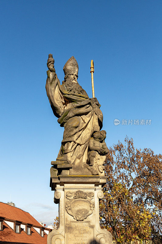 捷克布拉格查理大桥上的河马奥古斯丁雕像