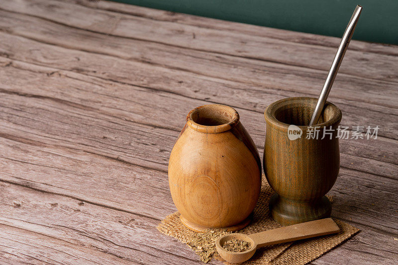 马黛茶是一种传统的南美富含咖啡因的饮料，在木头桌子上浇上草