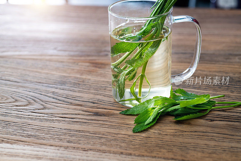 马鞭草叶在水中饮用