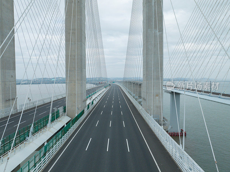 阴天的跨海公路