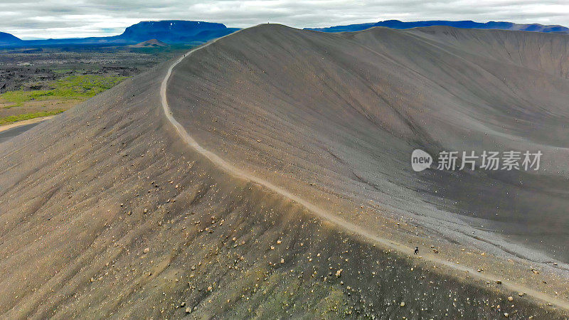 Myvatn,冰岛。在阴天鸟瞰大的赫弗哈尔火山口，泰弗拉锥或凝灰岩环火山