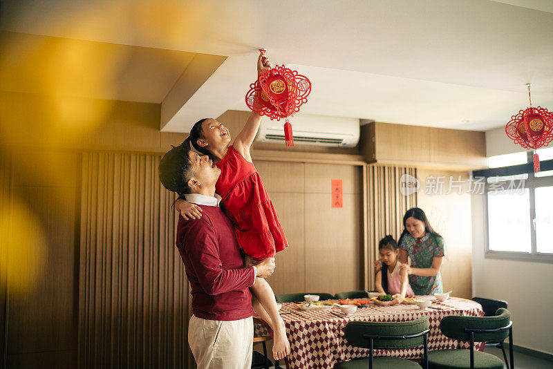 一个中国家庭在一起为中国新年做准备