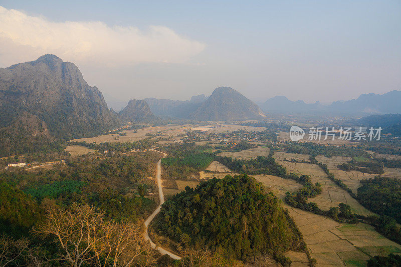 风景秀丽的山谷与喀斯特山脉在日落