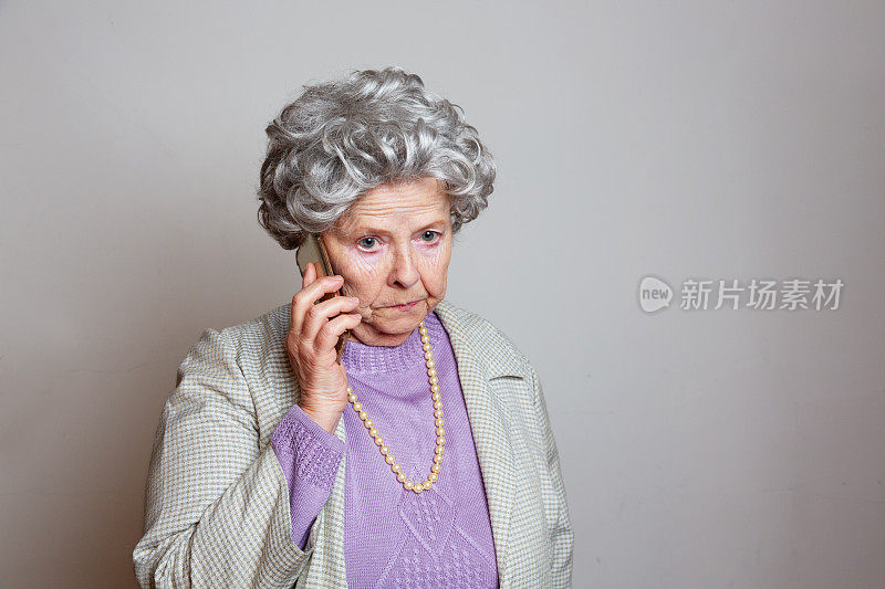老式古怪的高级女性在电话里-说真的