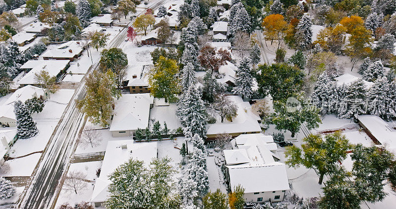 科罗拉多州丹佛市积雪房屋的无人机视图