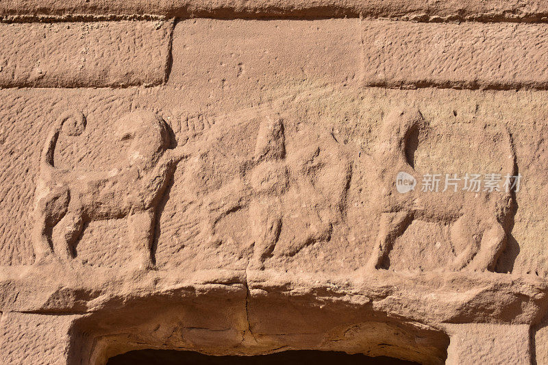在阿尔乌拉市的Hegra考古公园，弗里兹雕刻在一所房子入口处的岩石上。