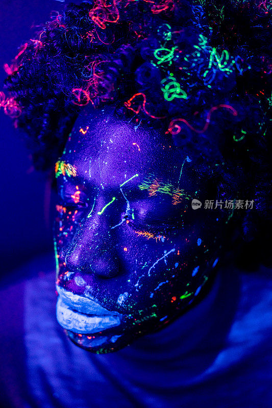 一个男人的肖像，涂上了紫外线的荧光色，戴着赛博眼镜