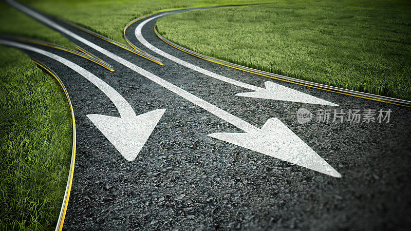 柏油路上的三个箭头指向不同的方向。选择与决策概念