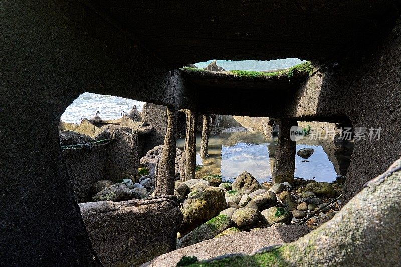 奥克特维尔滨海的混凝土船残骸，旧北约基地的废墟
