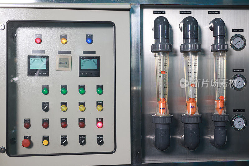 在自动饮用水生产控制面板上有一个测量水压的工具。