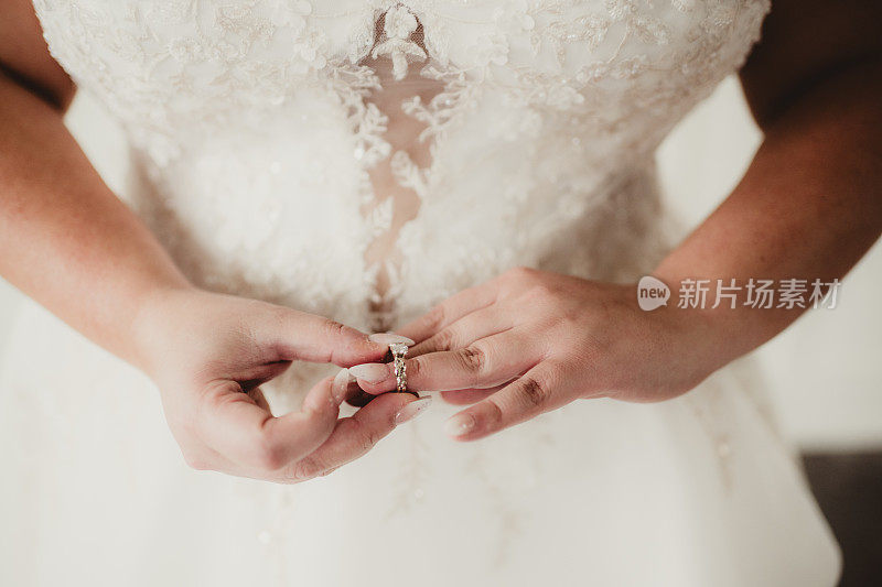 新娘把结婚戒指戴在手指上