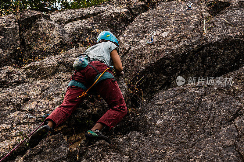 女登山者爬山