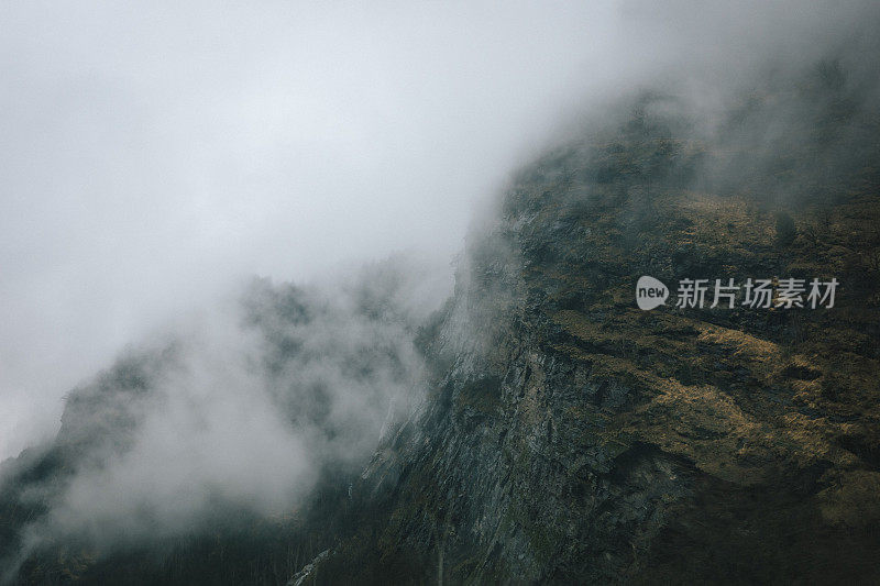 冬天雾从山上升起