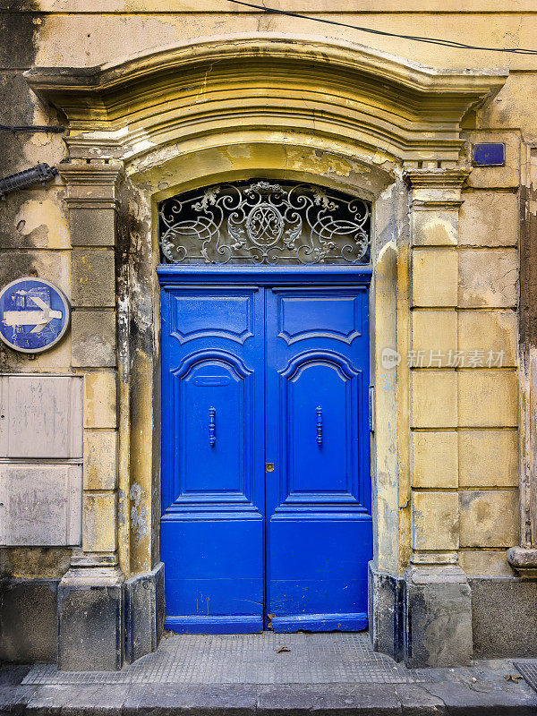 复古风格的硬木蓝色前门的老石头房子
