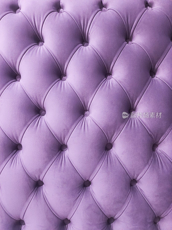 紫罗兰紫色天鹅绒capitone纺织品背景，复古切斯特菲尔德风格的方格软绒家具菱形图案装饰与纽扣