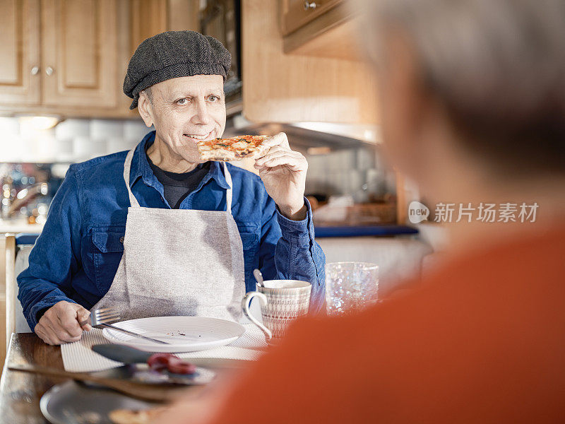 享受房车探险之旅的老年夫妇