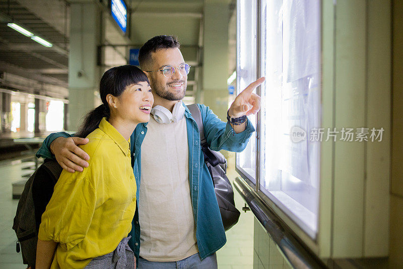 两个年轻人正在旅行和乘坐地铁