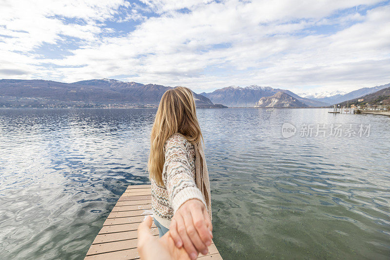 带路的，湖边牵着手的情侣
