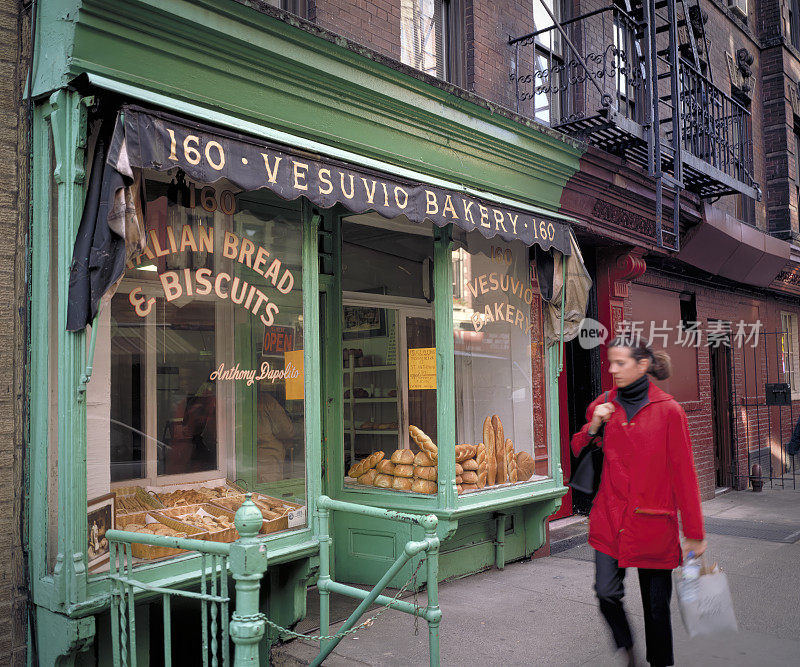 一名妇女走过纽约曼哈顿SoHo区的一家历史悠久的面包店