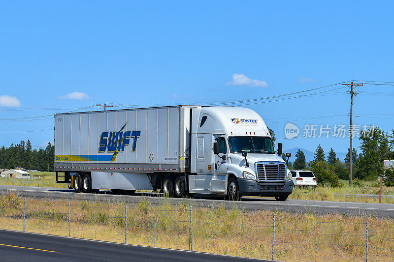 2019年4月，华盛顿州斯波坎市。swift运输公司的半卡车行驶在华盛顿州斯波坎附近的90号州际公路上。