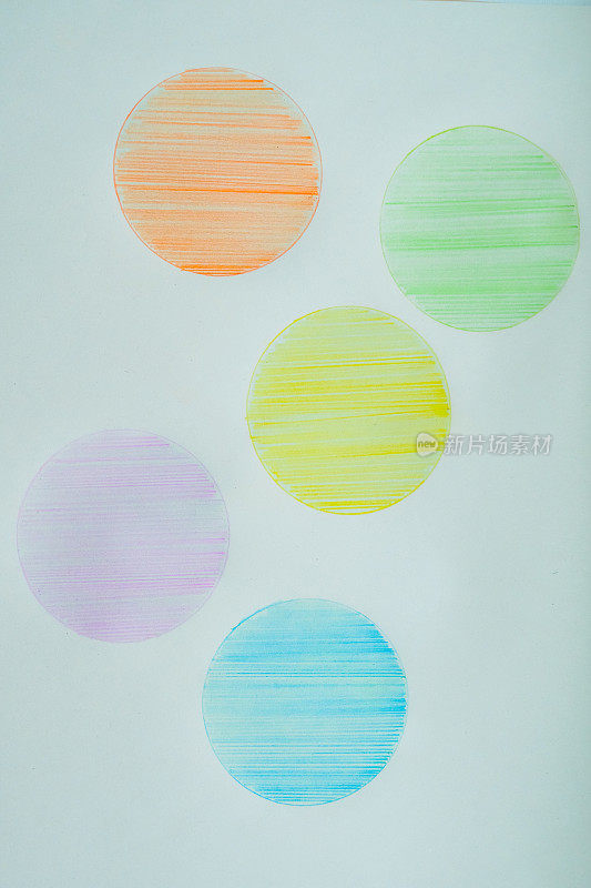 彩色铅笔在纸的背景上涂鸦彩色泡泡。用彩色铅笔绘制的抽象纹理。手绘的圆圈。