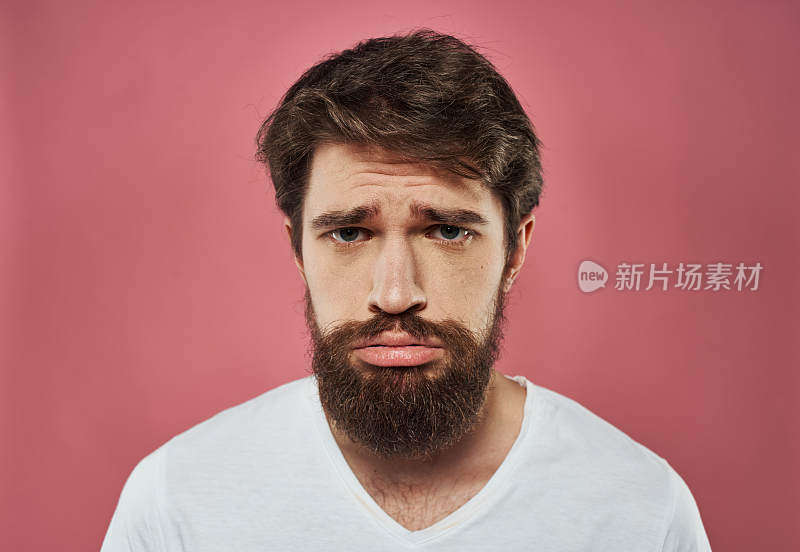 一个有胡子的男人在粉红色的背景悲伤的脸情绪模型