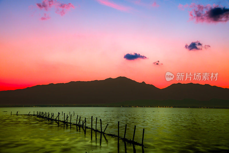 关帕瑶湖与日落时的山脉剪影在帕瑶省