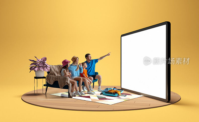 一家人，男人、女人和孩子坐在家里的沙发上，指着巨大的3D平板电脑模型，通过在线服务预订酒店和机票