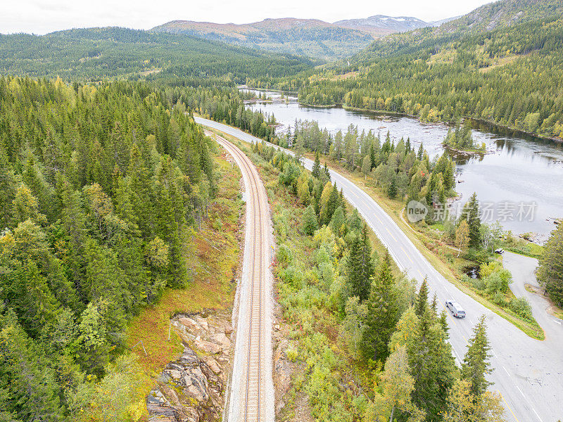 俯瞰森林景观中沿河的公路和铁路