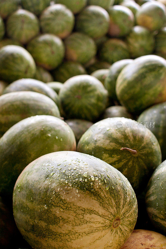 农贸市场卡车上堆满的西瓜