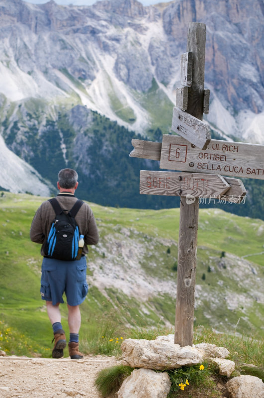 一名男子在意大利西卡达山的阿尔卑斯山徒步旅行