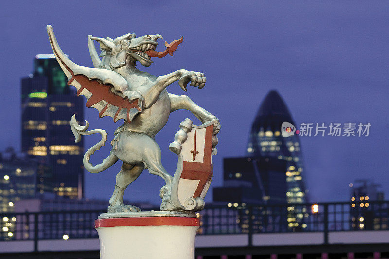 特写的伦敦城龙在晚上的雕塑
