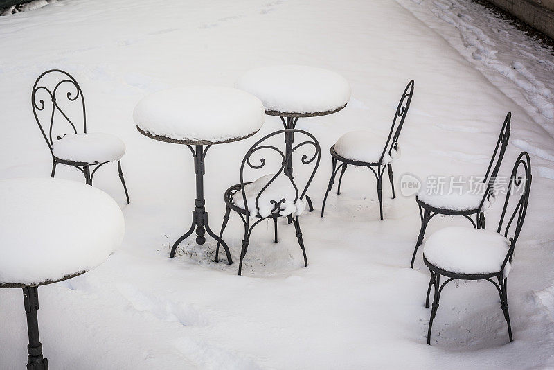 雪下的桌椅