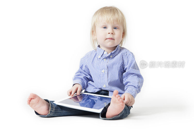 小男孩在用平板电脑