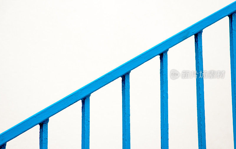 意大利庞萨，白色墙壁上的蓝色楼梯扶手