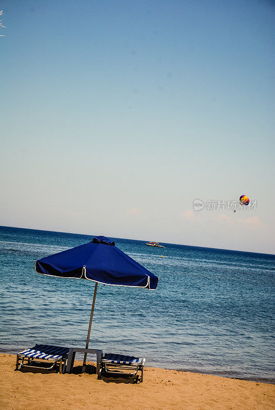 沙滩椅子和雨伞-法里拉基海滩