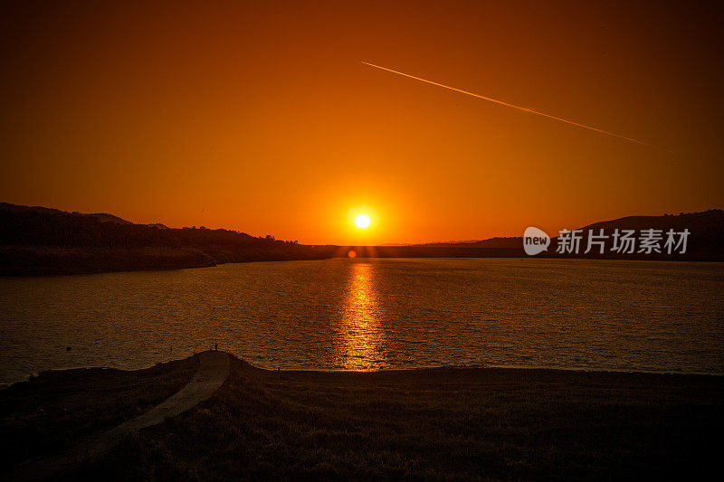 湖上日落的天空