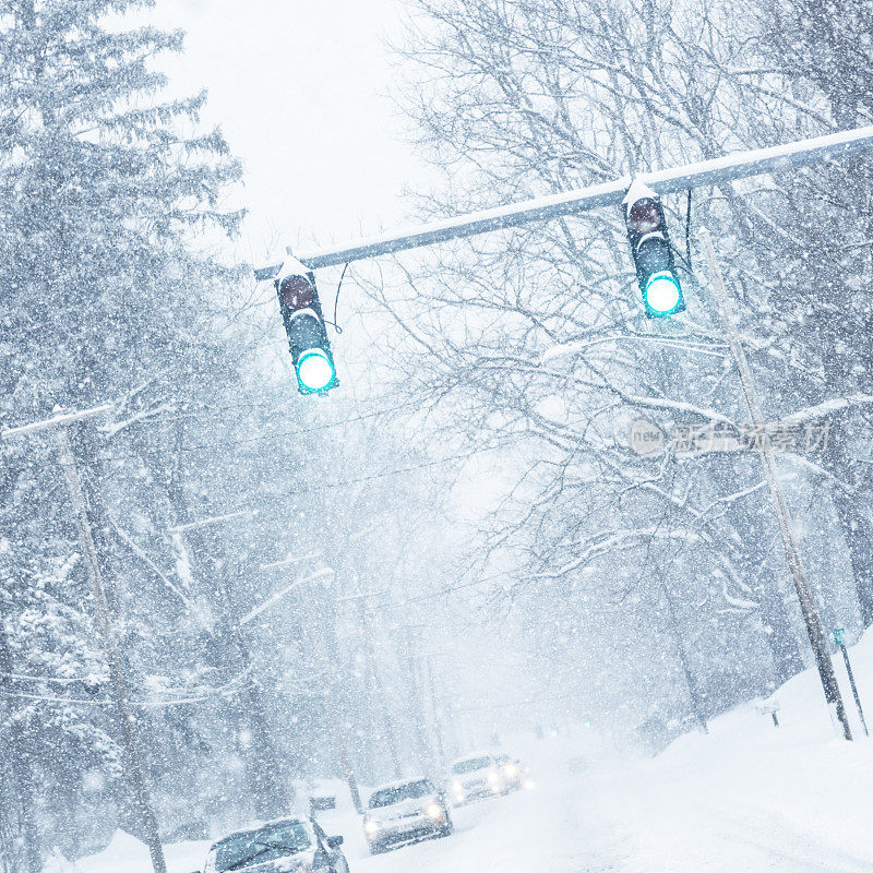 冬季暴风雪雪街的绿灯交通信号